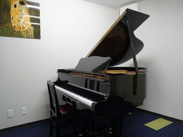 Studio2A。グランドピアノ完備。 - 街角アカデミー天王町 街角レンタルスタジオの室内の写真