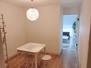 入室時の写真
入室時は広いダイニングがあり、その向こうに居室スペースがあります。
リーゾナブルな価格で広々とした空間をゆったりと使えます。 - レンタルスペース ワイワイ元町 ワイワイの実レンタルスペース ワイワイ元町の室内の写真