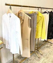 90cm幅の可動式ラックは4台ご用意しています。最大165cmの高さに伸長します - サロンドフクハラ サロンドフクハラ　北堀江の設備の写真