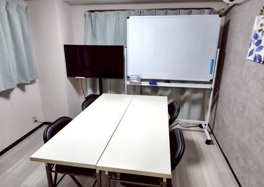 2窓のため日当たりもばっちりです。 - レンタルスペースオリーブ 船橋南口店 会議/面接/テレワーク/撮影/ボードゲーム/整体施術 等の室内の写真