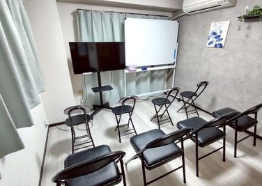 レイアウト変更でセミナー（8人まで）も可能です。 - レンタルスペースオリーブ 船橋南口店 会議/面接/テレワーク/撮影/ボードゲーム/整体施術 等の室内の写真