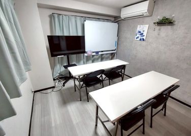 レイアウト変更で勉強会も可能です。 - レンタルスペースオリーブ 船橋南口店 会議/面接/テレワーク/撮影/ボードゲーム/整体施術 等の室内の写真