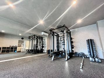 UtMost GYM浅草店　大きな鏡があります - UtMost GYM浅草店 UtMost GYM（アットモストジム）浅草店の室内の写真