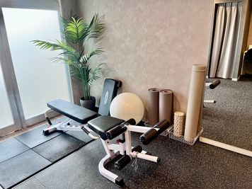 UtMost GYM浅草店　レッグエクステンションとレッグカールができるベンチです - UtMost GYM浅草店 UtMost GYM（アットモストジム）浅草店の設備の写真