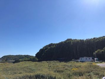 右手に見える倉庫がガレージ工房野島技研です - ガレージ工房　野島技研 【3日間6名まで】森の多目的倉庫/車旅/Wifi/ワーケーションの室内の写真