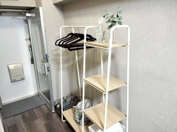 コート掛け、棚 - ＦｉＫＡＲＯＯＭＳ金山ハイホーム FiKAROOMS 金山ハイホームの入口の写真