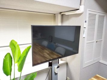 ４３インチの大型モニター - ＦｉＫＡＲＯＯＭＳ金山ハイホーム FiKAROOMS 金山ハイホームの設備の写真