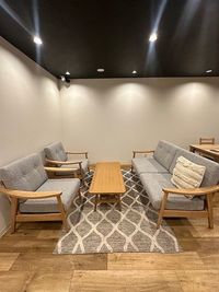 お洒落で落ち着いたソファー&テーブルで、素敵な時間をどうぞ。 - レンタルスペースROOMSの室内の写真