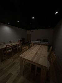 調光及び調色ができるので、様々なシーンにぴったりの照明が演出できます。 - レンタルスペースROOMSの室内の写真