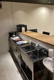 広々としたキッチンスペース。数人で楽しく調理できます。 - レンタルスペースROOMSの設備の写真