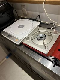 IH電気コンロとガスコンロです。ガスボンベは有料で販売しております。 - レンタルスペースROOMSの設備の写真