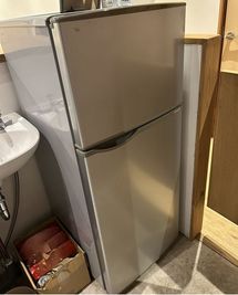 冷凍庫付きの冷蔵庫です。 - レンタルスペースROOMSの設備の写真