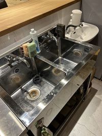 ダブルシンクキッチンなので、準備や後片付けもスピーディにできます。 - レンタルスペースROOMSの設備の写真