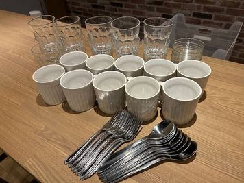 食器類です（マグカップ１０，グラス１１，スプーン&フォーク各１０） - レンタルスペースROOMSの設備の写真