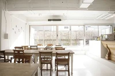 テーブル椅子セッティング - Studio＋Lotus8 5F「ハスハチキッチンスタジオ」 ハスハチキッチンの室内の写真