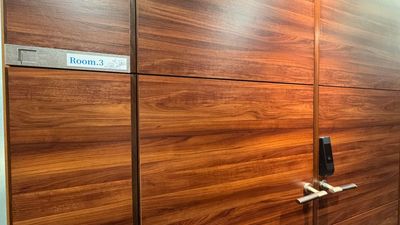 【扉に電子ロックを設置しております。ご予約メールに記載の暗証番号で開錠ください。】 - TIME SHARING TSHG淀屋橋ビル 2F Room.3の入口の写真
