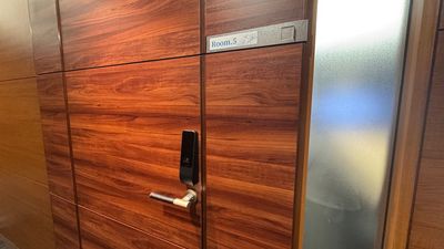 【扉に電子ロックを設置しております。ご予約メールに記載の暗証番号で開錠ください。】 - TIME SHARING TSHG淀屋橋ビル 2F Room.5の入口の写真