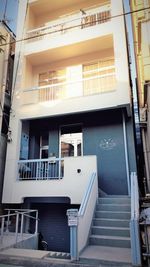 外階段を上るとガラス戸の入口があります - studioハレマニ ダンススタジオ【リノリウム床】の外観の写真