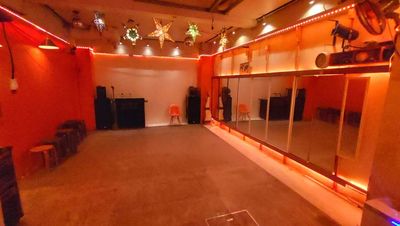 パーティー、ライブ、練習などいろいろな目的で使えます。鏡、音響機材充実。バーカウンターのレンタル別料金で可能 - Marco Nostalgy イベント、レンタル、ライブスペース