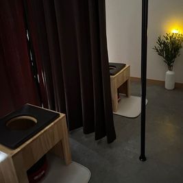 睡魔改善ドライヘッドスパ専門店　HOPE ソファークッション椅子付きリラクゼーションスペースの室内の写真