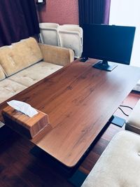 パソコン用のモニターと、折り畳み椅子４脚あります - JTPスタジオ JTP目黒スタジオ【楽器練習・レッスン・リモート会議室etc.】の設備の写真