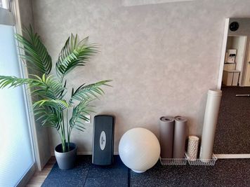 UtMost GYM浅草店　ヨガマット、バランスボール、フォームローラ、ステップ台 - UtMost GYM浅草店 UtMost GYM（アットモストジム）浅草店の設備の写真