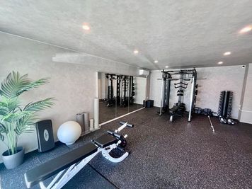 UtMost GYM浅草店　広々とした空間となっております - UtMost GYM浅草店 UtMost GYM（アットモストジム）浅草店の室内の写真
