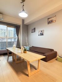 広々としたソファスペース - パレドール歌舞伎町 nullone#01 新宿｜当日即予約可能🗓️エリア最安値⭐️の室内の写真