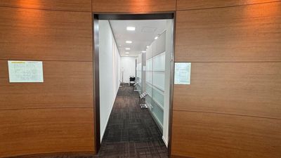 【Booth.Eは真ん中の通路を入った真ん中のブースになります。】 - TIME SHARING TSHG淀屋橋ビル 2F Booth.Eの入口の写真