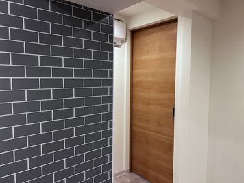 扉を閉じると個室に！！ - セジュール金山 【人気完全個室NO.1】理美容室レンタルスペース　！！好評です！の室内の写真