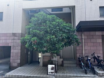 ２階につながる階段があります - セジュール金山 【人気完全個室NO.1】理美容室レンタルスペース　！！好評です！の入口の写真