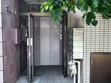 階段横にエレベーターもあります - セジュール金山 【人気完全個室NO.1】理美容室レンタルスペース　！！好評です！の室内の写真