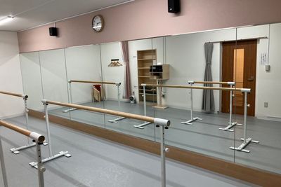 スタジオトマト久地 【スタジオトマト久地Aスタジオ】ダンスや演劇等のレンタルスタジオの室内の写真