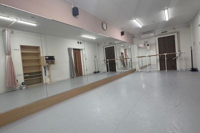 スタジオトマト久地 【スタジオトマト久地Aスタジオ】ダンスや演劇等のレンタルスタジオの室内の写真