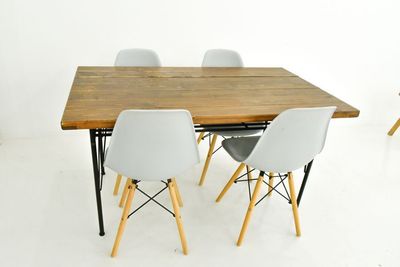 4人がけのダイニングテーブル / 会議 /コワーキング - レンタル撮影スタジオ『Studio Pasha Kobe』 【三宮・元町徒歩5分】全設備無料のレンタルスタジオ⭐️の設備の写真
