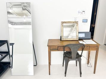 ヘアメイクスペース、全身鏡あり   - レンタル撮影スタジオ『Studio Pasha Kobe』 【三宮・元町徒歩5分】全設備無料のレンタルスタジオ⭐️の設備の写真