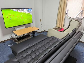 大型テレビでスポーツ観戦に。
テーブルはキャスターとコンセント付きです。
設備を動かす際は破損にご注意下さい。 - 田中ビル301号  ニューリド南浦和 (デートや女子会に)の室内の写真