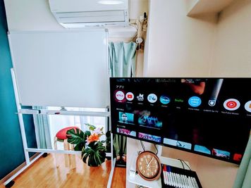 ホワイトボードＷ1200×Ｈ900
アンドロイドＴＶ４０型
テレビ裏にWi-Fiあります - 関内伊勢佐木会議室 関内駅新規、セール990円🎉リビング会議室で1〜8名までの設備の写真