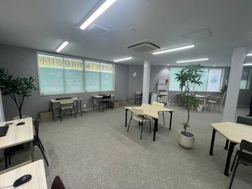 2024年リニューアルで綺麗で明るい室内です。壁にプロジェクターを映して利用可能。 - ジェネラスアカデミー レンタルスペース、貸会議室の室内の写真