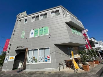 外観、内装ともに2024年にリニューアル。外からもわかりやすい建物です。 - ジェネラスアカデミー レンタルスペース、貸会議室の室内の写真