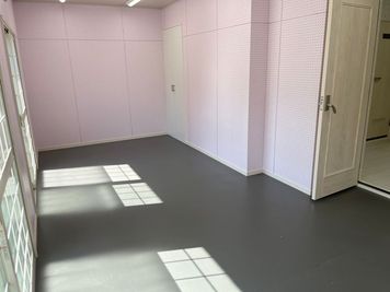 ドリームスタジオ門前仲町202 門前仲町スタジオ　リノリウム・鏡のあるスタジオの室内の写真