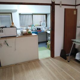 集いの場　すまいるつるみ キッチン付きレンタルスペースの室内の写真