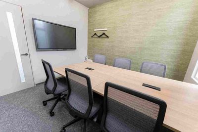 BIZcomfort新潟 6名用会議室（完全個室）の室内の写真