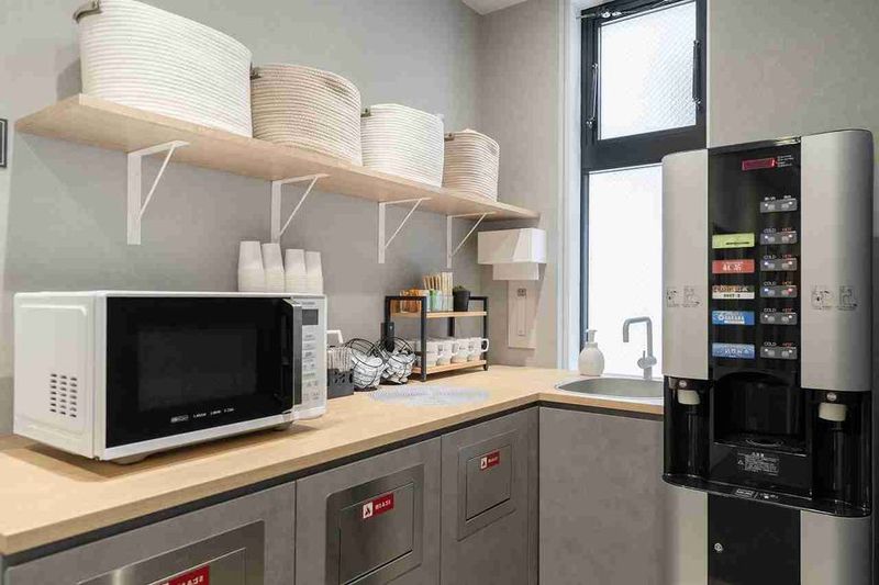 6名用会議室（完全個室） - BIZcomfort新潟