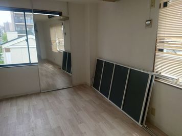 高田馬場駅　5分　60平米ダンススタジオ ミラーダンススペース　高田馬場駅徒歩5分、60㎡　鏡幅10m以上の室内の写真