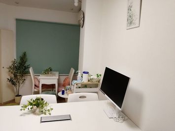 4人掛けテーブルと2人掛けテーブル - レンタルサロン・会議室『angelle』アンジュール サロンでも会議利用でもご利用できるおしゃれなスペース☆☆の室内の写真