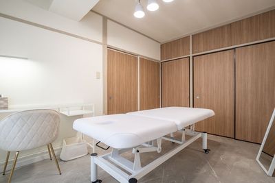 施術部屋 - レンタルサロンLOHASIS 池袋 レンタルサロン LOHASIS 池袋の室内の写真
