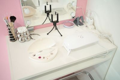 ドレッサーには充電スペースやネイル用具も完備しています - Hi.セルフフォトブースの設備の写真