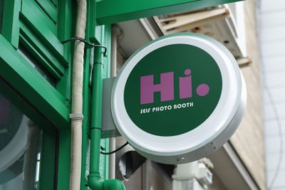 この看板が目印です♪
 - Hi.セルフフォトブースの外観の写真