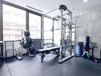 開放的な窓があるジムです。 - FLOW GYM 神戸三宮の設備の写真